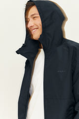 Tian ist 1,86 und trägt Größe L