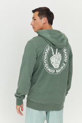 Tian ist 1,86 und trägt Größe L