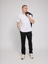 Daniel ist 1,87 und trägt Größe L
