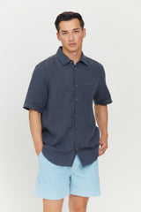 Tian ist 1,86 und trägt Größe L