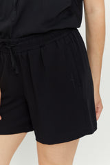 Maren ist 1,72 und trägt Größe S
