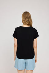 Julia ist 1,78 und trägt Größe S
