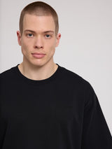 Daniel ist 1,87 und trägt Größe L