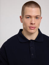 Daniel ist 1,87 und trägt Größe L